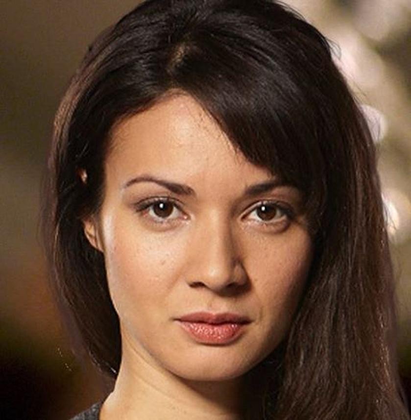 Moon Dailly est d'origine franco-américaine par son père et cambodgienne par sa mère. Cette double origine influence sa vie et sa carrière.