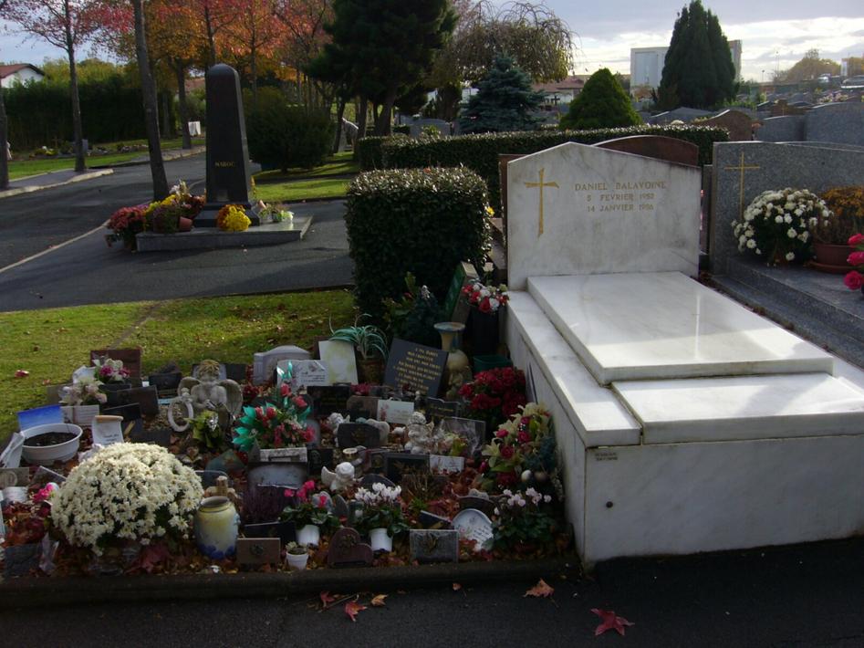 Depuis sa mort tragique en 1986, de nombreux hommages témoignent de l’importance de Daniel Balavoine, y compris des générations bien plus jeunes qui ne l’ont pas connu. Yves a été particulièrement touché par les témoignages des jeunes rappeurs, qui reprennent son message avec respect et émotion.