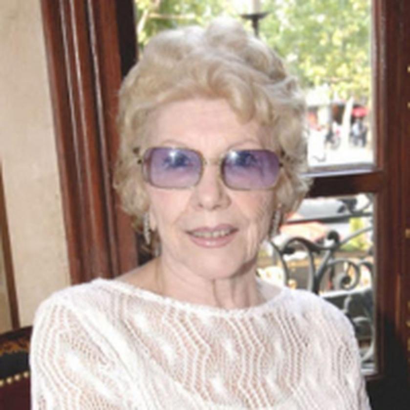 La paroisse de La Treille, ce petit écrin provençal, représente plus qu'un simple lieu de culte ; c’est un sanctuaire familial. Le caveau familial où repose depuis 1975 le grand Marcel Pagnol abrite désormais aussi l'urne de Jacqueline, ainsi que celle de leur fille Estelle, décédée tragiquement à seulement 3 ans. Comment ne pas sentir la puissance émotive de cette union posthume ? Jacqueline rejoint enfin celui pour qui battait son cœur, réalisant le rêve presque poétique que Marcel lui-même qualifiait de "brin de tendresse et de poésie".