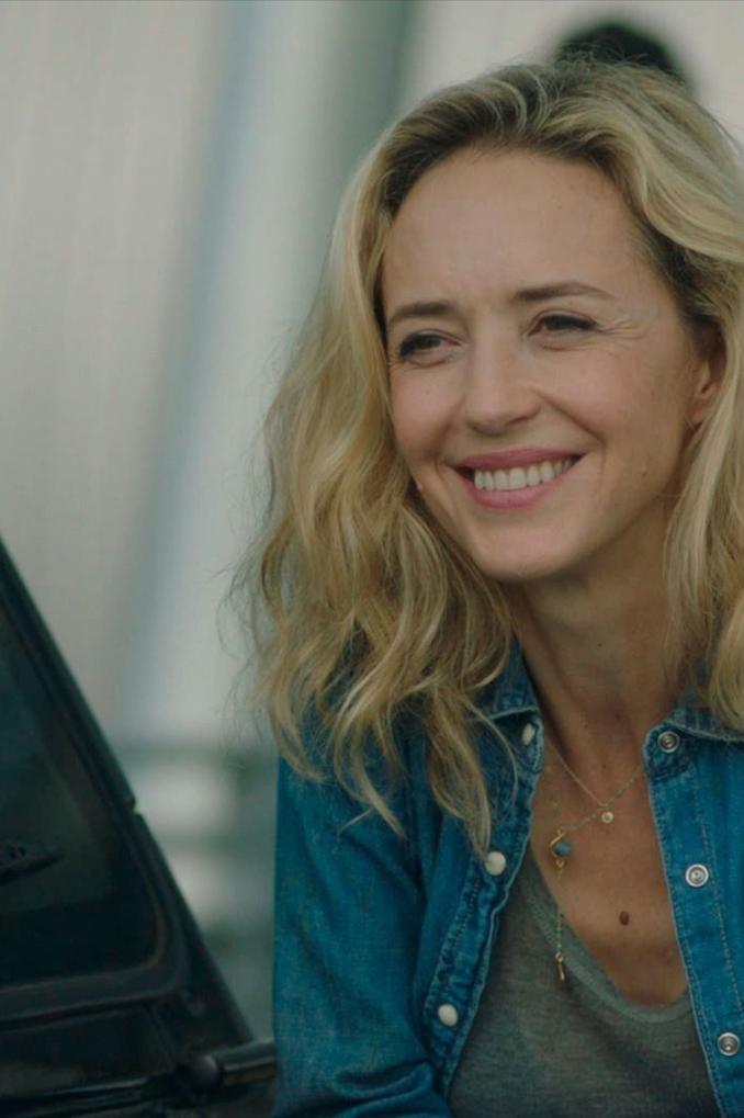Loyan incarne par exemple Théo dans la sérieTrop jeune pour moi, diffusée sur TF1. Théo est un personnage jeune, timide et bienveillant. L’âge du comédien autant que celui du rôle alimentent l'authenticité de la performance. Cette proximité avec le personnage tranche souvent dans le paysage télévisuel où la différence d’âge entre acteurs et rôles est notable.