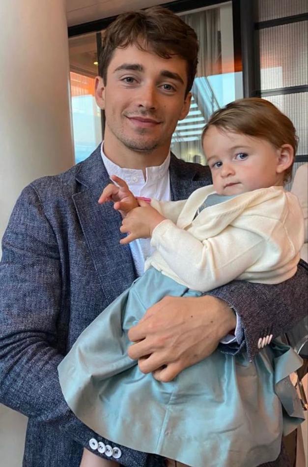 Si la rupture a marqué la fin d’une belle page, Charles Leclerc ne reste pas longtemps dans le rôle du célibataire tranquille. En mars 2023, à peine quelques mois après l’annonce officielle, il dévoile une nouvelle relation avec Alexandra Malena Saint Mleux, une jeune passionnée d’art de 21 ans.