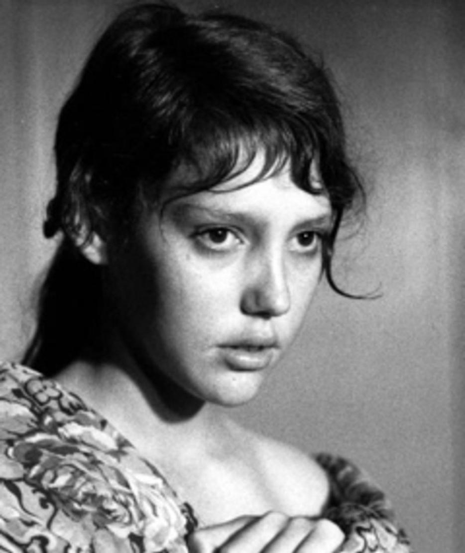 Petite-fille de François Mauriac, Anne Wiazemsky a construit une œuvre souvent autobiographique. Sa rencontre avec Jean-Luc Godard a été un véritable tournant. Leur relation complexe a donné vie à des romans et des films qui marquent encore.
