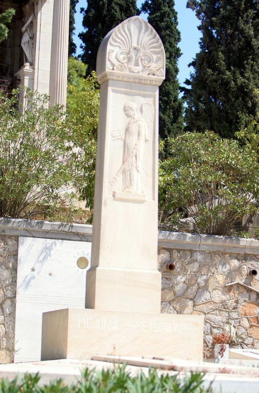 Hollywood Forever n’est pas un cimetière ordinaire. C’est une enclave où reposent de nombreuses célébrités du cinéma et de la musique. Joe Dassin y repose aux côtés d’illustres noms comme Tyrone Power et Cecil B. DeMille.