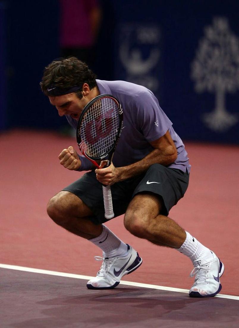 Il est vrai que Federer a accumulé une somme impressionnante en compétition. D’après Forbes, il avait déjà amassé près de 900 millions de dollars pendant sa carrière. En 2020, ses revenus annuels avoisinaient les 90 millions de dollars. Mais attention, son salaire pur de joueur représente une infime partie de ce chiffre : en 2022, il touchait seulement 700 000 dollars en salaire, alors que le reste provenait majoritairement de ses contrats de sponsoring.