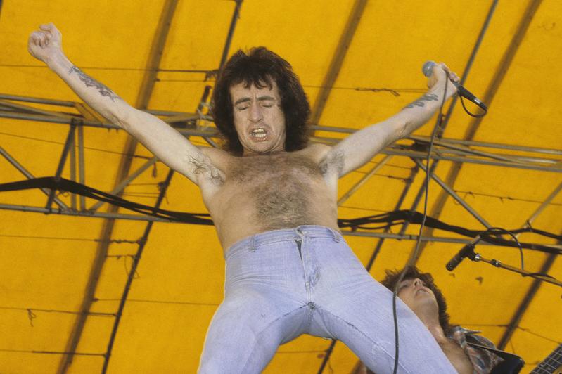 Bon Scott, chanteur d'AC/DC, est mort d’une asphyxie causée par ses propres vomissements après une sévère intoxication alcoolique, le 19 février 1980 à Londres.Cette cause officielle cache un mystère qui intrigue encore les fans et historiens du rock.