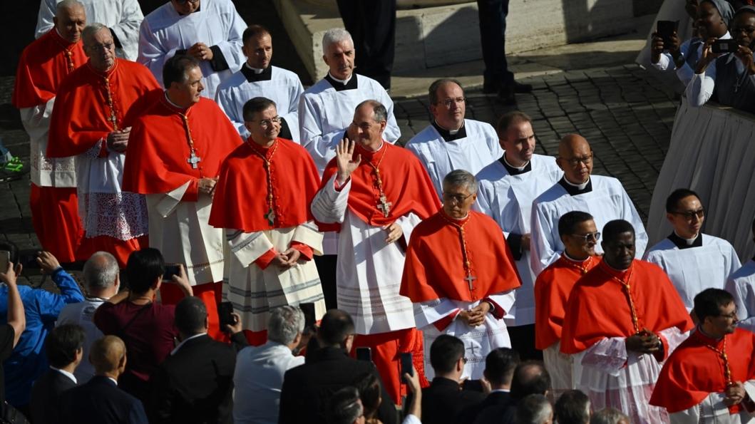 Alors, un pape noir au Vatican, c’est pour quand ?Eh bien, 2025 pourrait bien être l’année fatidique où l’Église catholique choisira un souverain pontife issu du continent africain, marquant ainsi une rupture profonde avec des siècles d’une papauté quasi exclusivement européenne. Voilà qui ferait sensation dans les coulisses séculaires du Vatican !