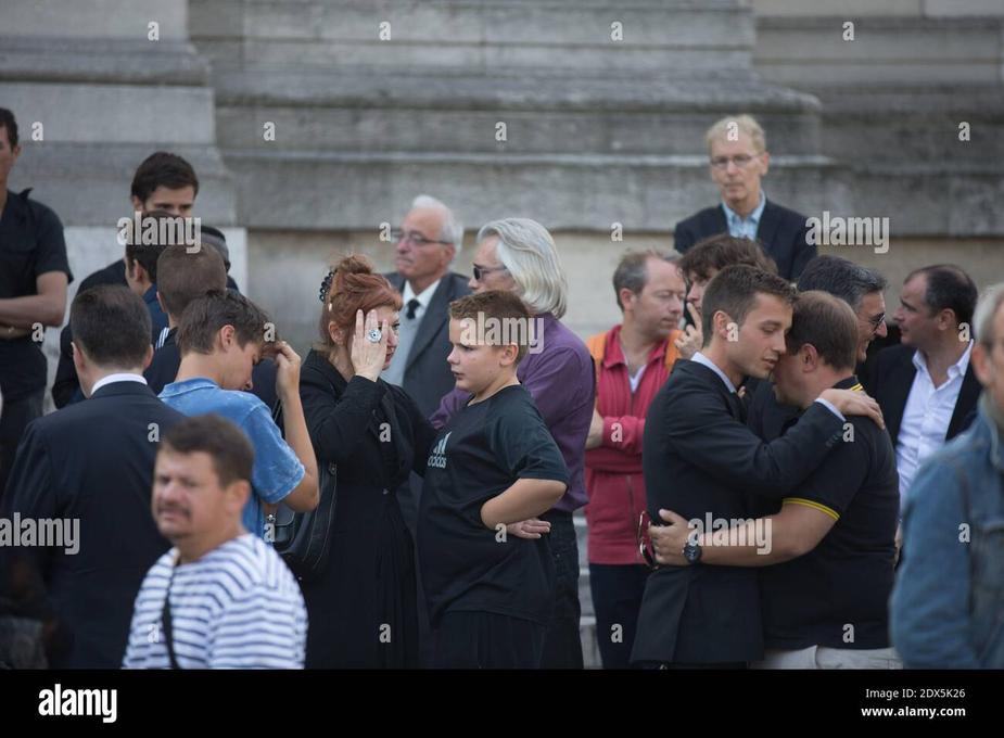 La cérémonie au Père Lachaise s’est déroulée dans la plus stricte intimité. À la chapelle, les colonnes étaient ornées de nombreuses photos de Thierry Redler, retraçant son parcours et ses moments forts. La famille, les amis et les proches se sont unis dans le recueillement.