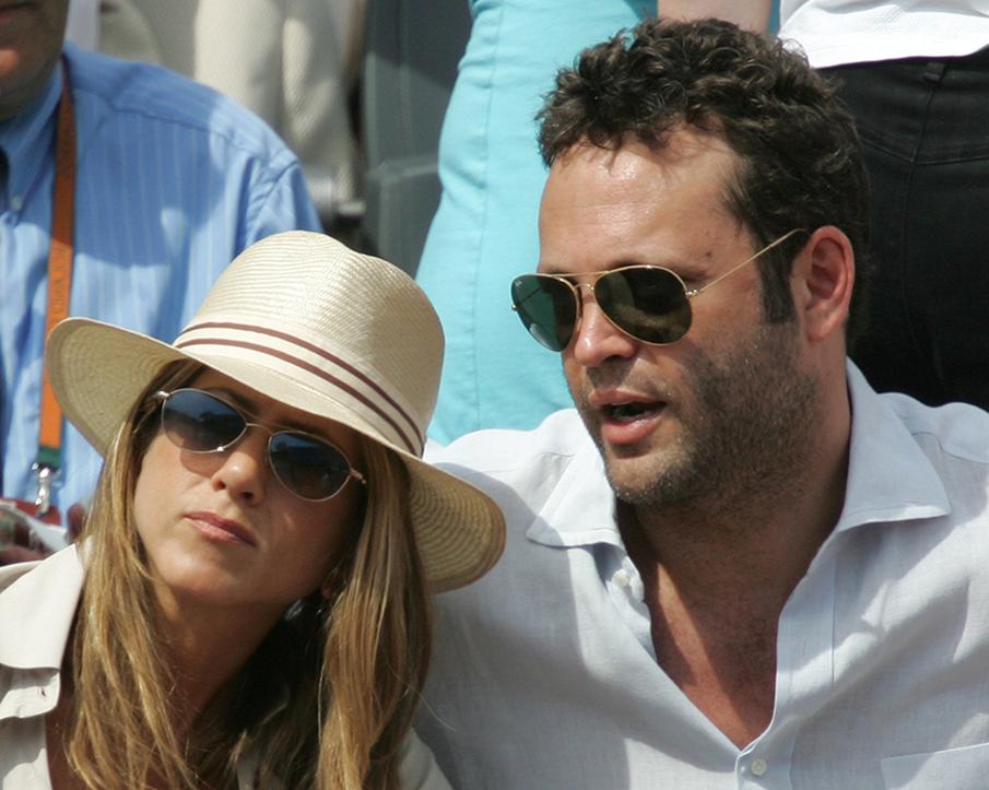 Jennifer Aniston a qualifié le mariage de « fantastique ». Malgré le conte de fées, le couple a mis fin à son histoire en 2005, après quatre ans et demi d’union. Pourtant, leur mariage continuera à fasciner les fans et restera un modèle de cérémonie grandiose.