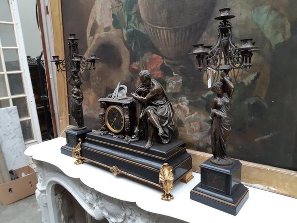 Les habitués savent : c’est le moment parfait pour allier fête, shopping et découverte culturelle. Les Puces ne sont pas seulement un marché, mais un lieu vivant où le passé dialogue avec le présent. L'événement est ouvert à tous, sans frais d’entrée.