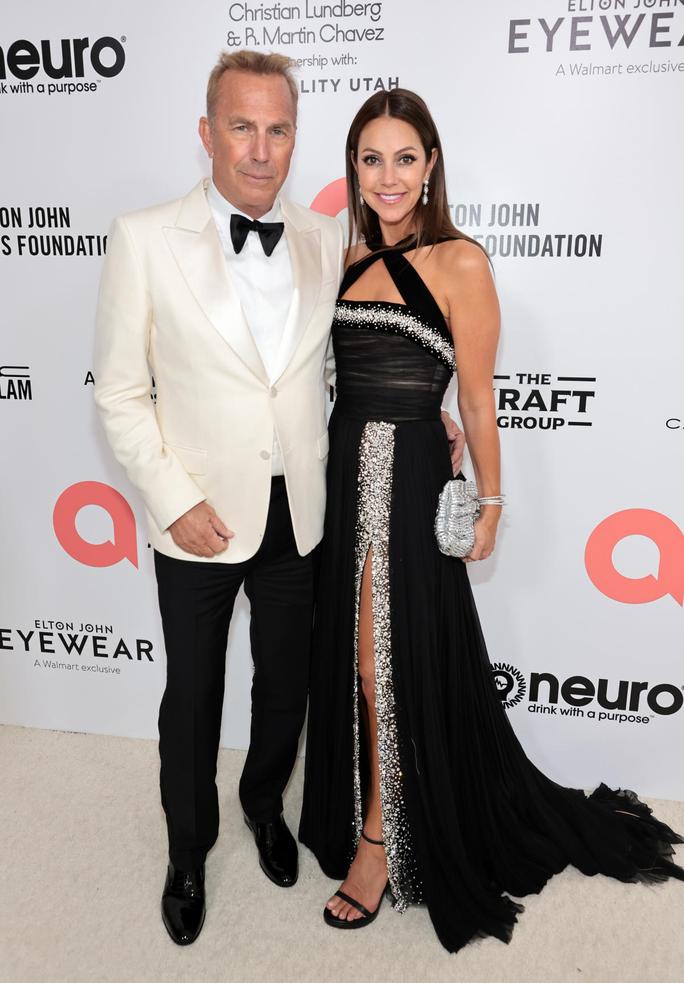 Christine Baumgartner et Kevin Costner, un couple dont le mariage a duré près de deux décennies, ont récemment mis un terme à leur union.Leur relation débute bien avant leur mariage, et leur histoire est riche en rebondissements. Pour comprendre ce qui a fait vibrer, puis s'est usé entre ces deux personnalités, plongeons au cœur de leur histoire et de leur mariage.