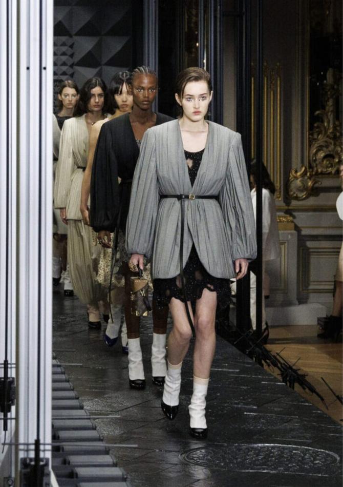 Petit rappel rassurant pour les fans de mode masculine : les collections automne-hiver 2024-2025 masculines ont déjà été présentées en janvier. Mais en octobre, la lumière reste braquée sur le prêt-à-porter féminin, offrant ainsi une immersion complète dans les tendances à venir.
