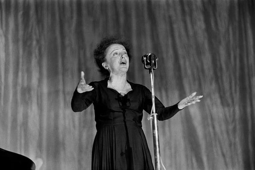 Plongeons ensemble dans une histoire d’héritage un peu chaotique, où la légende côtoie la réalité, et où les vraies richesses de Piaf ne sont peut-être pas que matérielles.