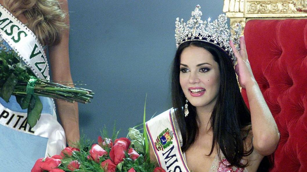 Ce meurtre a bouleversé le Venezuela et dépassé ses frontières. Monica Spear n’était pas seulement un visage de la beauté et du talent, mais aussi le symbole d’une jeunesse qui fuit la violence. Le président Nicolas Maduro n’a pas tardé à s’exprimer, promettant une accélération d’un plan national anti-criminalité. Son opposant Henrique Capriles a également appelé à une mobilisation générale contre l’insécurité.
