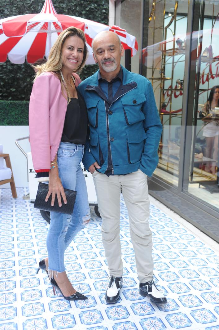 Alors, Christian Louboutin et son compagnon, c’est un passé, un très beau souvenir. Aujourd’hui, l’homme préfère garder un voile sur sa vie sentimentale. Mais cela ne l’empêche pas de briller, seul, sur la scène mondiale de la mode et d’influencer tant d’autres.