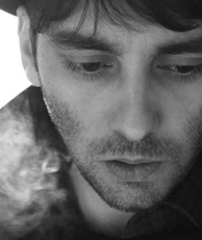 Damien n’est pas seul dans cette aventure familiale. Il partage ses racines avec deux demi-frères : Théo Cholbi, artiste multi-casquettes sous le pseudonyme Süeür, et Nathan, né en 1994. Cette fratrie, parfois discrète elle aussi, montre que le talent artistique est une histoire de famille.