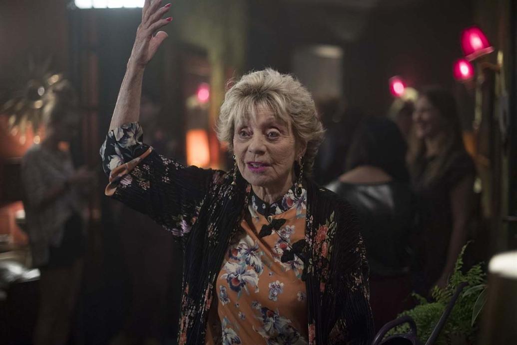 Annie Cordy était plus qu'une artiste : elle incarnait la joie de vivre. Son humour, sa bonne humeur contagieuse, sa tenacité ont fait d’elle une icône du spectacle vivant. Elle est une figure incontournable qui évoque une douce nostalgie et un style d’émotion festive.