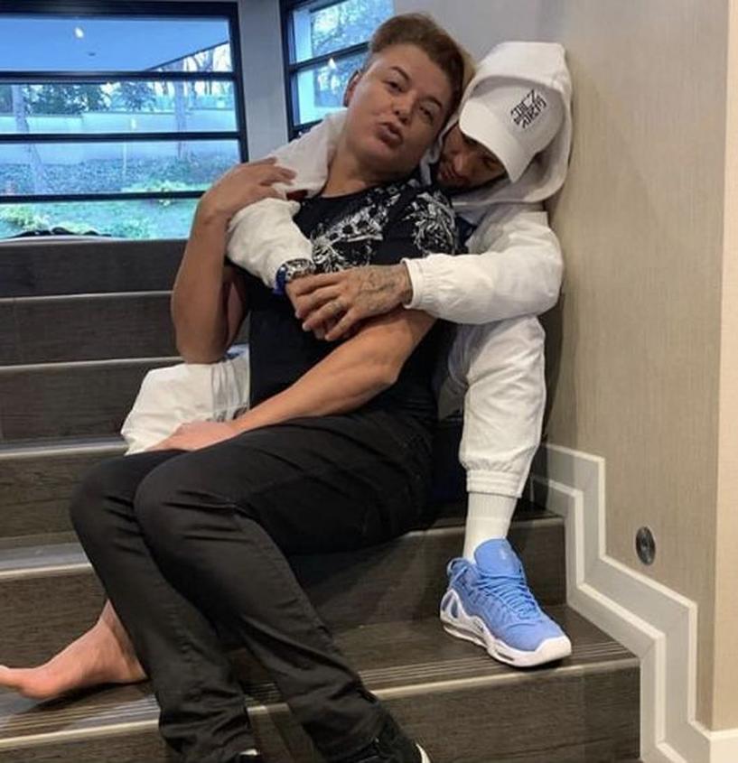 La vie sentimentale de Neymar Jr. est loin d’être un long fleuve tranquille.Son histoire d’amour, presque aussi suivie que ses dribbles et buts, fait souvent la une des médias. Le footballeur brésilien, star mondiale, cumule un palmarès impressionnant... autant sur le terrain qu’en amour avec plusieurs ex célèbres à son actif. Mais qui sont ces femmes ? Où en sont-elles aujourd’hui ?
