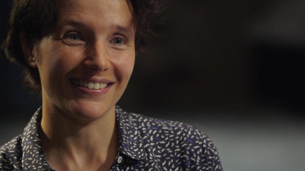 Hélène Grimaud est née à Aix-en-Provence. Sur le plan familial, ses racines s’étendent entre Juifs berbères corses par sa mère et Juifs algériens par son père. Ce métissage semble enrichir à la fois son identité personnelle et sa sensibilité artistique, bien que le détail de ses liens familiaux reste peu exposé.