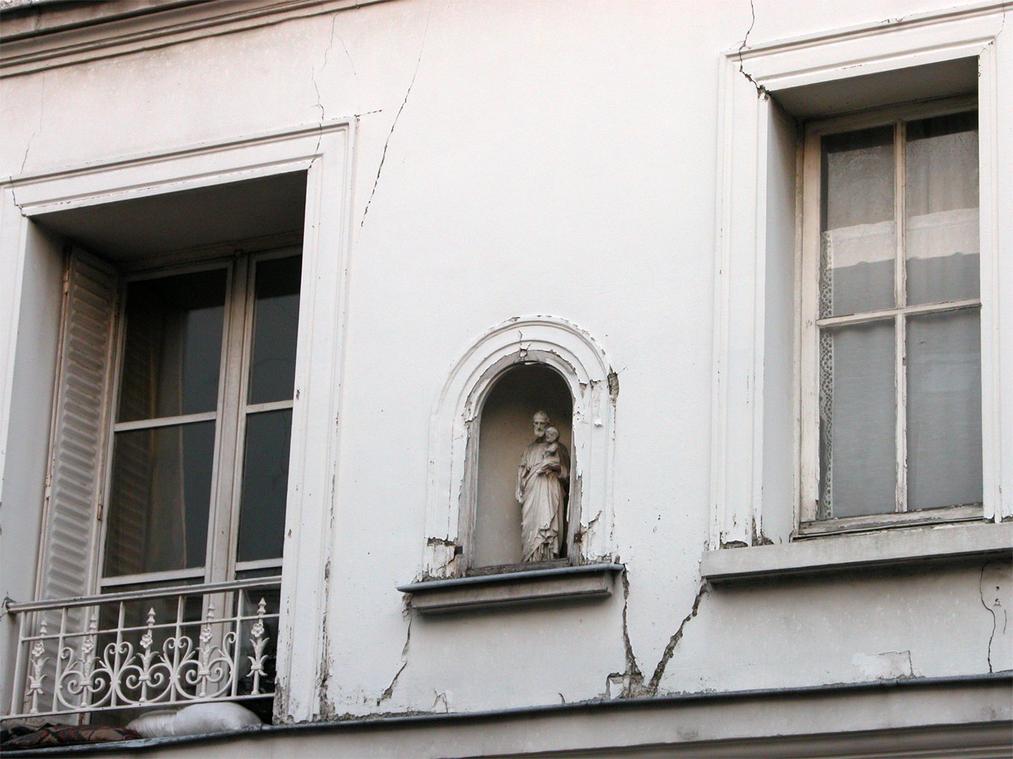 Le choix de Montmartre illustre un désir d’authenticité et de simplicité, tout en gardant Paris à portée de main. Didier Bourdon ne se cache pas d’apprécier des ambiances moins agitées. Son appartement offre ce compromis. La pierre et le bois évoquent une maison de campagne.