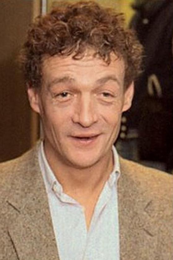 Les funérailles se tiennent trois jours plus tard, le 28 août 2001, jour anniversaire de celui qu’on appelait aussi "l’artiste au nez rouge", dans la chapelle intime du cimetière du Père-Lachaise, à Paris. Une cérémonie chargée d’émotions, ponctuée de la présence d’environ 300 à 400 personnes venues dire adieu à ce visage emblématique, dont de grandes figures du monde artistique telles que Nathalie Baye, Michel Piccoli ou encore Patrice Chéreau.