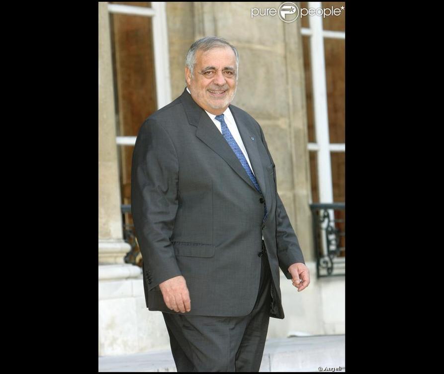 Philippe Séguin ne faisait pas dans la demi-mesure. Il est maire d’Épinal de 1983 à 1997, soit 14 ans, 7 mois et 22 jours pour être précis – vous avez même le chiffre exact, au cas où vous organiseriez une fête d’anniversaire municipale. Il succède à Pierre Blanck, un autre acteur politique local, avant de passer le flambeau en 1997 à Michel Heinrich.
