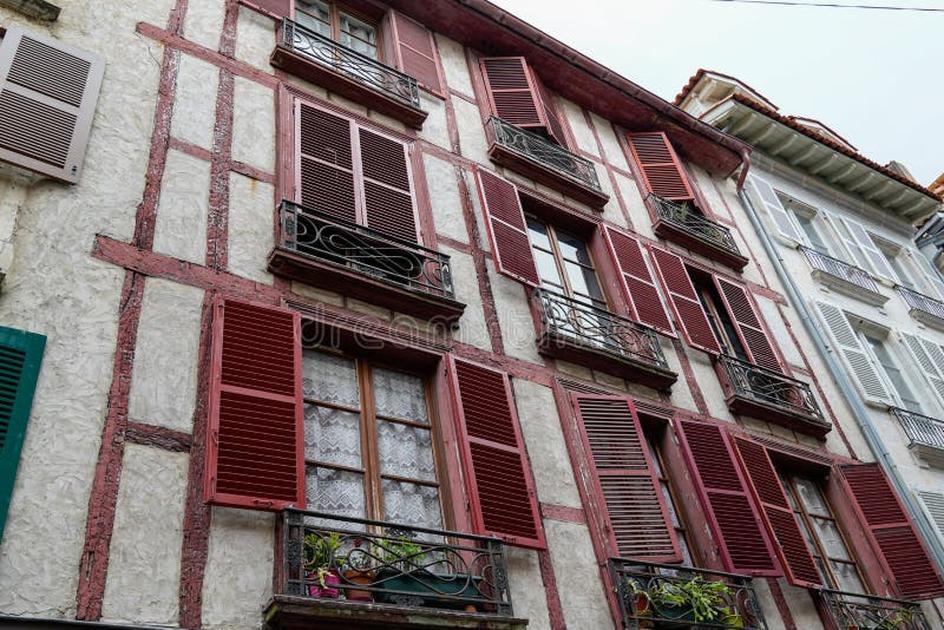 Bruno Le Maire, ancien ministre de l’Économie, possède aussi une maison de vacances au Pays Basque, à Saint-Pée-sur-Nivelle. Ce charmant village, entre montagnes et océan Atlantique, offre un cadre éblouissant et chargé d’histoire.