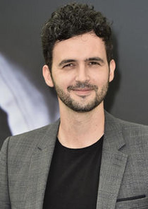 Sur le plan familial, Raphaël Ferret forme un couple solide avec Fanny Robert. “Ils sont mariés dans la vie”, détaille-t-on souvent, renforçant l’image d’une équipe soudée. Ensemble, ils ont deux fils : Abel, né le 5 juin 2012, et Melville, venu au monde le 2 mars 2016.