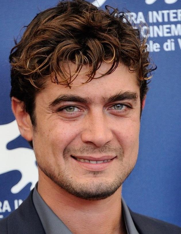 Alors, que pensez-vous ? Le cœur de Riccardo bat-il encore pour Valeria ou pour une autre muse secrète ? Ou est-ce que la vérité se cache entre les lignes d’un scénario hollywoodien ? Une chose est sûre : l’acteur italien garde sa vie amoureuse à semi-plume, laissant ses fans rêver et débattre.