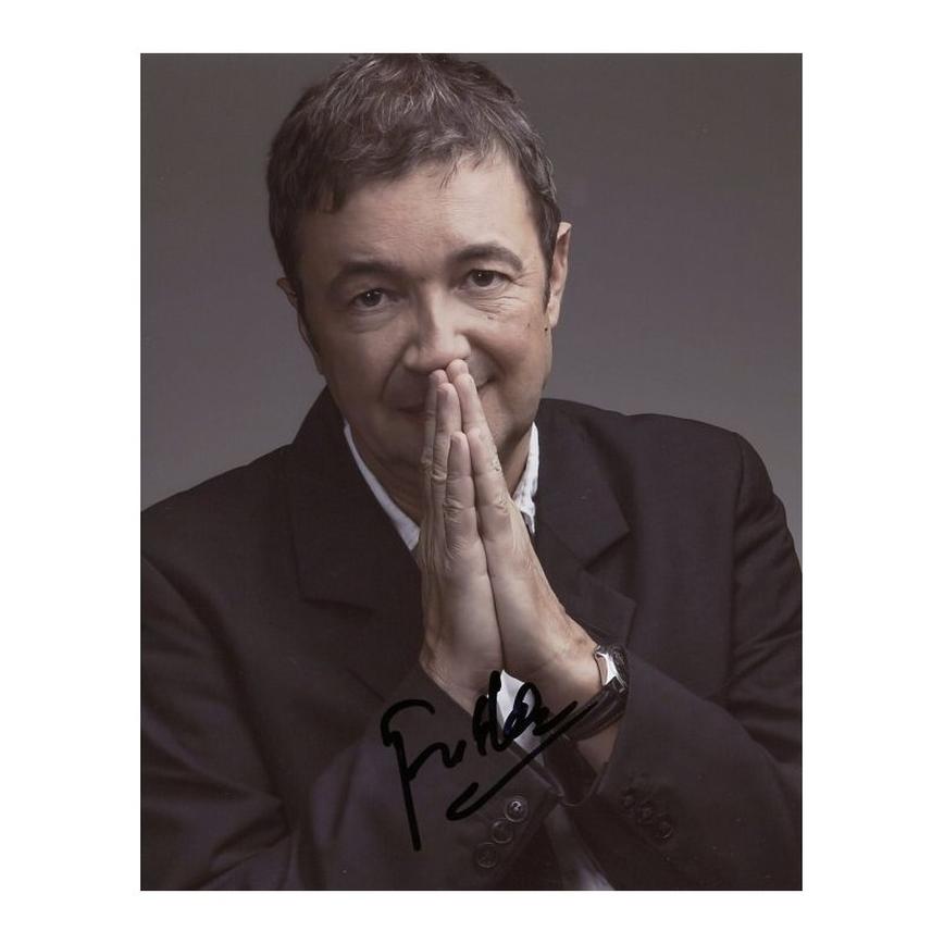 Il est rare que les célébrités dévoilent autant sur leur vie familiale. Frédéric, lui, n’est pas du genre à exhiber cette sphère privée mais les quelques détails qu’il livre sont justement ce qui rend son portrait humain et attachant. Pas de façade, juste un homme fier de ses racines et de ses proches.