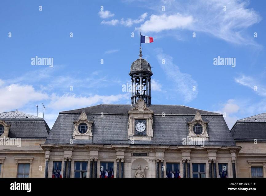 Plus tard, sous l'Ancien Régime, Troyes compte une longue série de maires dits "royaux", qui cumulaient souvent des fonctions militaires ou de notables bourgeoises.