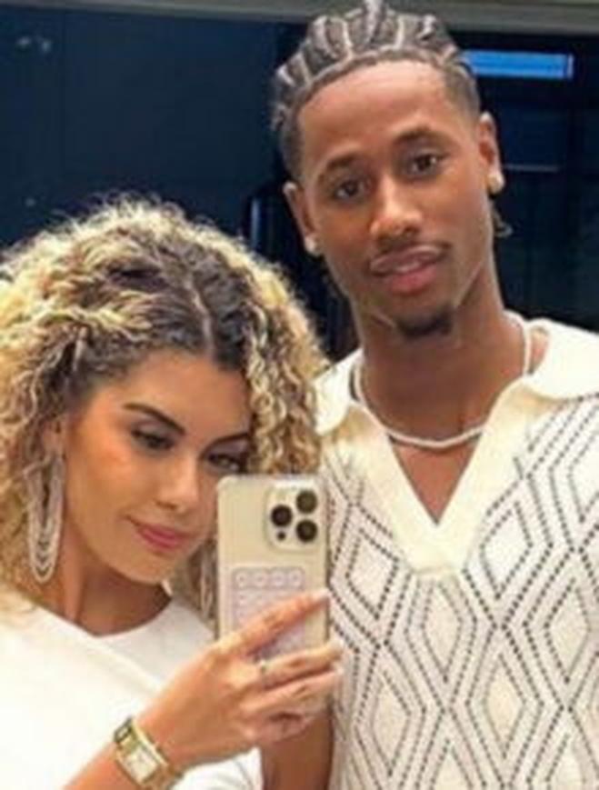 Le blogueur Aqababe a mis en lumière Jérémy grâce à une photo publiée sur Instagram. Pourtant, Jérémy n’apparait jamais sur le compte de Zoé. Il préfère rester en retrait des projecteurs. Zoé, elle, a donné quelques détails personnels :