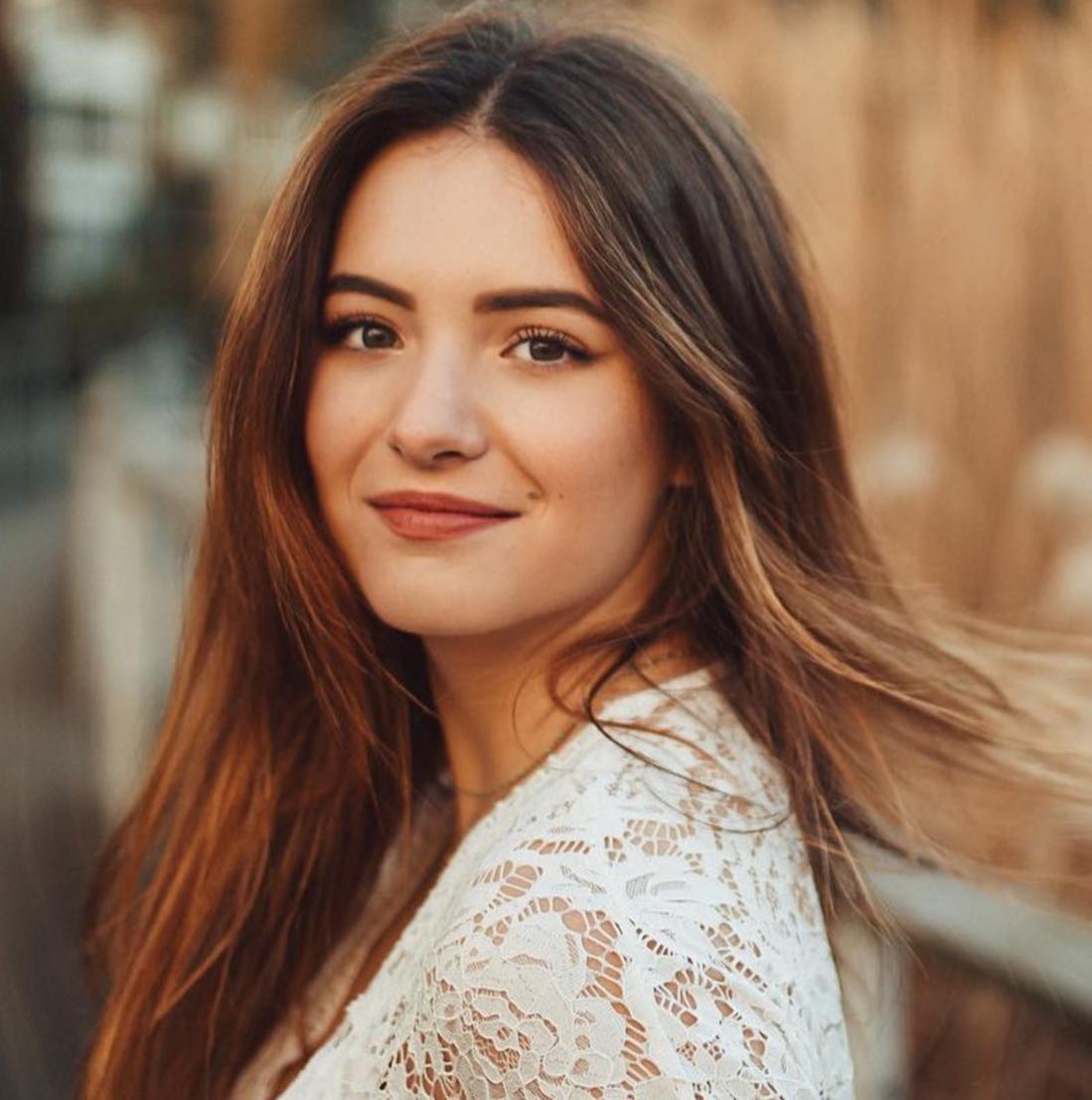 Elsa enfourche les pas rythmés de la danse latine à cinq ans. Cette initiation précoce ne la quitte plus. Elle enchaîne les heures d’entraînement et les compétitions. Résultat ? Cinq titres de championne de France de danses latines dans sa collection déjà impressionnante.