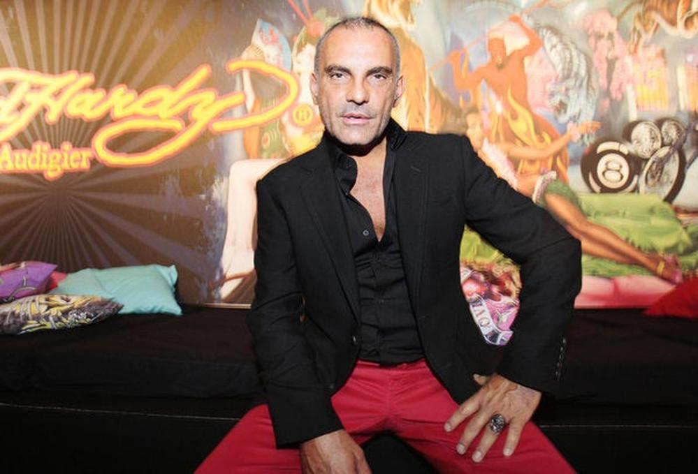 Mais fidèle à son image, ses obsèques ont été à son image : très rock’n’roll, grandioses et festives. À Malibu, son ranch a accueilli famille, amis et proches venus lui dire adieu. Pas de tristesse exagérée, mais une célébration à l’image de l’homme qui aimait la vie et les fêtes extravagantes.