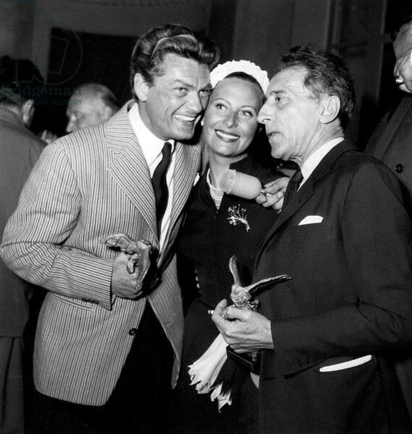 Jean Marais débute sa carrière sous l’aile de Jean Cocteau, un poète, dramaturge et cinéaste incontournable de l’avant-garde du XXe siècle. Leur rencontre en 1937 est plus qu’un coup de foudre artistique : elle signe aussi le début d’une relation amoureuse et créative profonde. Malgré une époque où l'homosexualité s'efface le plus souvent dans le silence ou l’hypocrisie, Jean Marais s’affiche ouvertement homosexuel, un acte presque révolutionnaire. Dans un contexte social marqué par le régime de Vichy, où l’homosexualité est sévèrement réprimée, cette franchise prend des allures de courage.