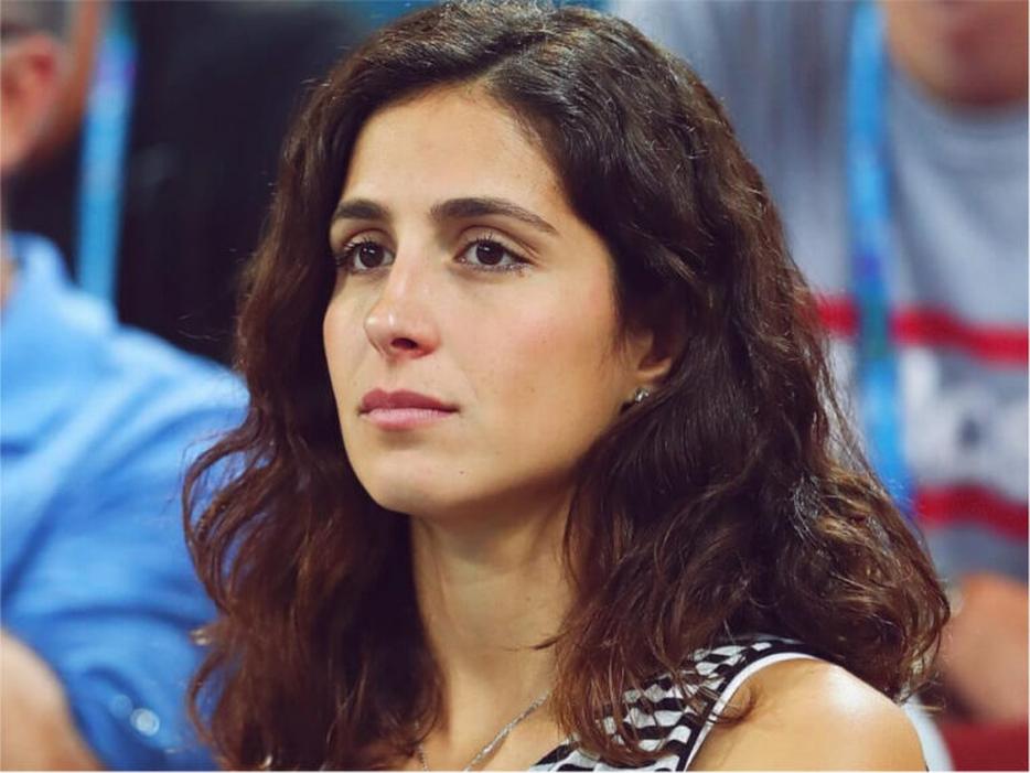 Alors, à qui appartient cette silhouette toujours élégante visible ici et là sur les tapis rouges ? À Maria Servello, une femme de 50 ans, avec une belle carrière de mannequin, une vie de famille solide et une discrétion qui fait son charme. Et vous, saviez-vous tout cela ? Peut-être aviez-vous une idée un peu floue ou des chiffres fantaisistes sur son âge. Maintenant, vous avez la vérité, précise et vérifiée.