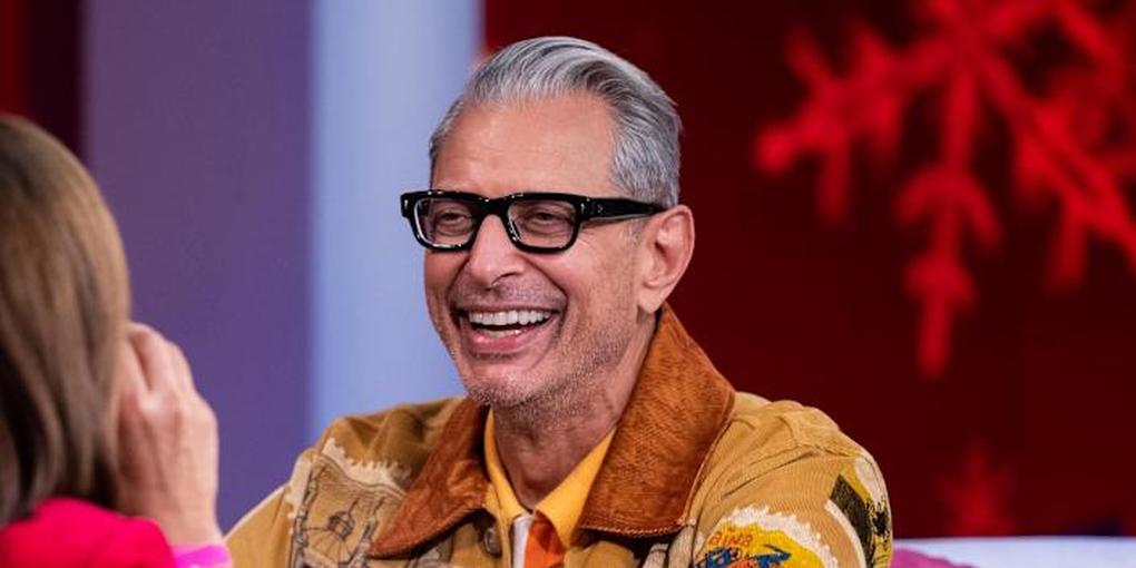 Imaginez la scène : Jeff Goldblum, 72 ans, sa charmante épouse Emilie et leurs deux fils en tenues de supporter, tous réunis autour d’un match de football entre Como 1907 et Torino au stade Giuseppe Sinigaglia en Italie. Ce dimanche 13 avril, le clan Goldblum a offert un rare moment public. Photographies, sourires complices, maillots de foot adaptés... un vrai petit tableau.