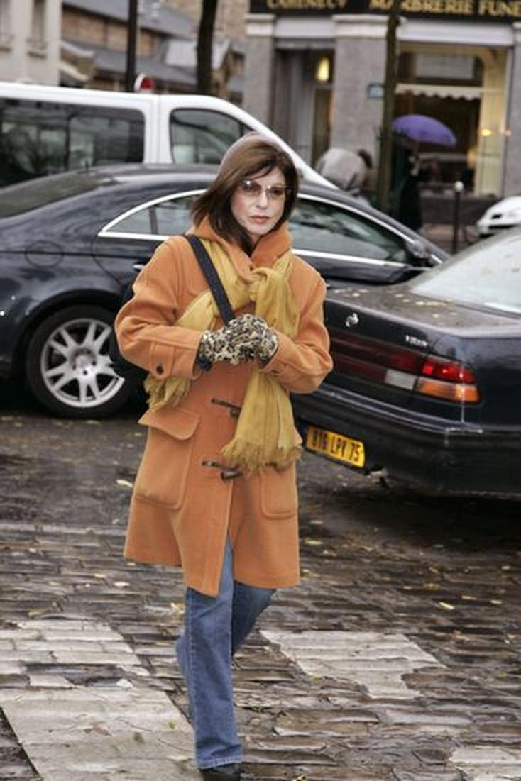 Les obsèques de Marie-France Pisier s’inscrivent dans une page douloureuse et controversée. L’actrice s’est éteinte en 2011, à 66 ans, et a été inhumée dans un caveau familial qui a suscité un véritable émoi chez ses proches.Son départ n’a pas seulement marqué la fin d’une carrière brillante, mais aussi un épisode familial chargé de tensions. Plongeons dans cette histoire où hommage sincère rime avec remous.