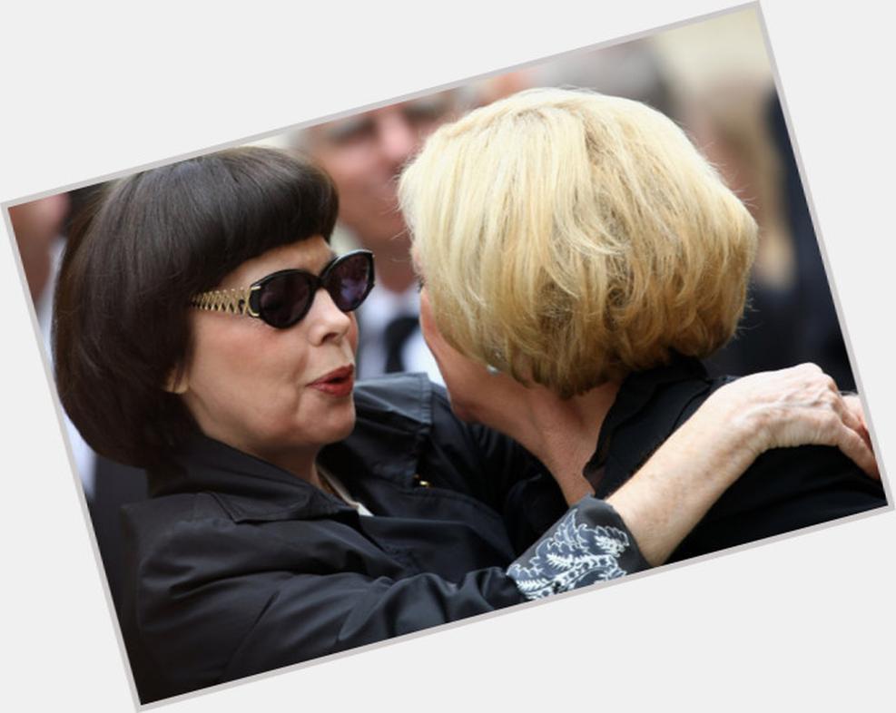 Ils partagent non seulement l’amour, mais aussi les traditions, les vocalises et les prières quotidiennes, signe d’une complicité profonde.