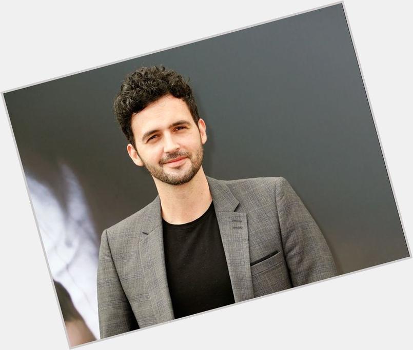 Il n'est pas très geek, mais apprécie beaucoup l'humour et les bonnes vannes. Il aime les sitcoms américaines, et son style influence parfois son rôle, malgré les conseils de rester sérieux.