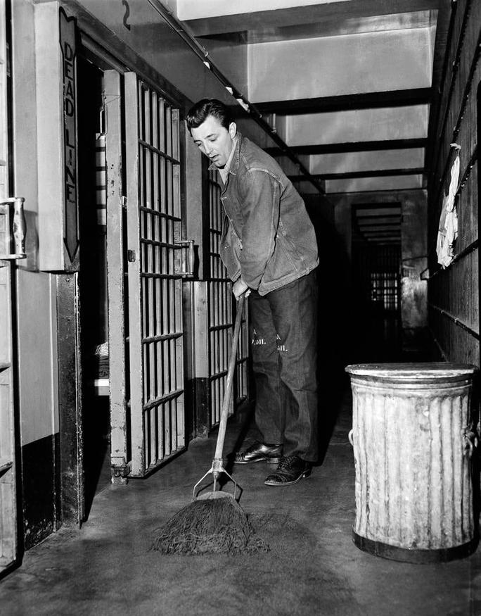 En retraçant les circonstances de sa mort, on ne peut s’empêcher de penser à la carrière et à la vie de Mitchum. Oui, il a été parfois étiqueté comme dur à cuire et rebelle. Oui, sa consommation de tabac et ses excès ne l’ont pas aidé. Pourtant, derrière ce visage buriné et flegmatique, se cachait un homme fidèle et attaché à sa famille.
