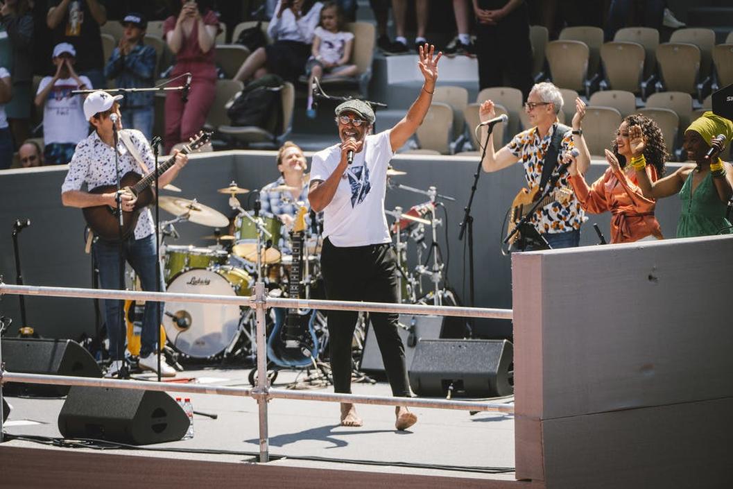Yannick Noah revient sur le devant de la scène en 2023 avec une série d’hommages et de performances marquant le 40e anniversaire de son titre mythique à Roland-Garros.Cette année 2023 rappelle le chemin parcouru par l’ancien tennisman devenu icône culturelle et musicale.