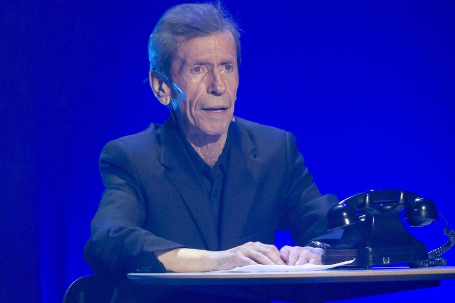 Mort d’un cancer ? Oui, mais mort d’un esprit libre qui a refusé de céder à la gravité. Il a transformé son destin en une ultime performance – l’humour face à l’inévitable.