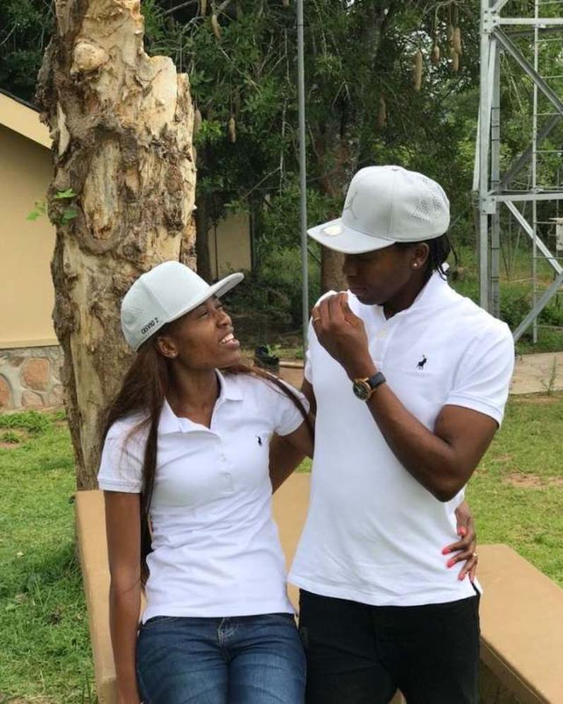Le grand jour a eu lieu à Pretoria, en Afrique du Sud, un samedi qui n’est pas choisi au hasard puisqu’il coïncidait avec son 26e anniversaire. Quelle meilleure manière de souffler ses bougies que d’unir sa vie à celle de la femme qu’elle aime ?