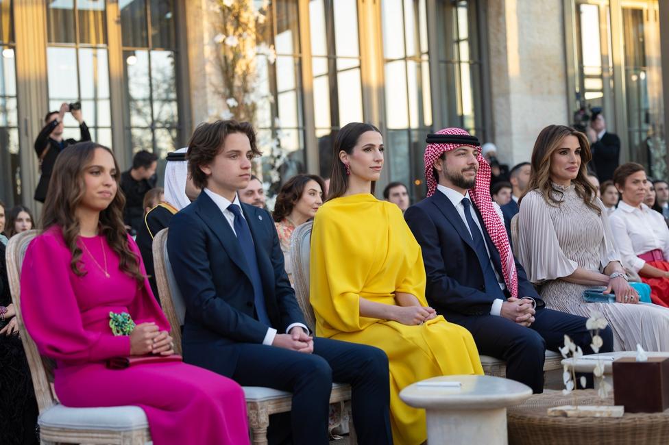 La reine Rania a exprimé son émotion en partageant des vidéos d’Iman depuis sa naissance jusqu’à son mariage. « La première fois que j’ai tenu ma fille, je savais que ma vie changerait pour toujours », confie-t-elle.