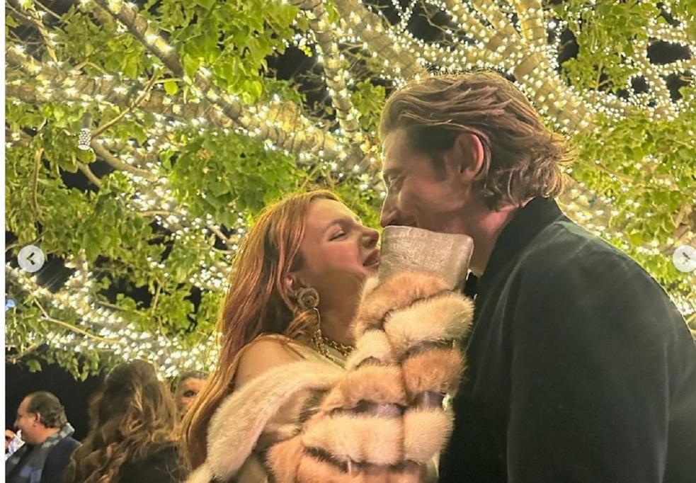 Au fil des mois, leur relation s’intensifie. En février 2023, Bella officialise leur couple sur Instagram avec un post évocateur. Elle imite la célèbre scène du spaghetti de « La Belle et le Clochard » avec Mark. Le message ? Trouver quelqu'un pour partager tout — même les bonbons.