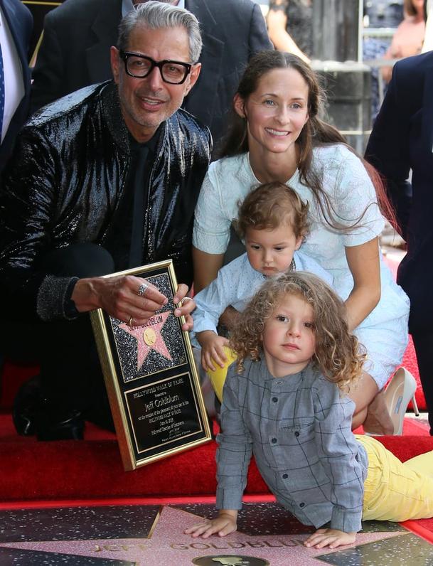 Emilie, de son côté, partage régulièrement la scène avec Jeff lors d’événements liés au showbiz, mais Charlie et River préfèrent rester en coulisses. Leur vie de famille s’y prête sans doute. En public, ils sont bohèmes, heureux, et protégés du tumulte médiatique. Ce que de nombreux parents de célébrités s’efforcent de faire, mais rarement avec autant de discrétion.