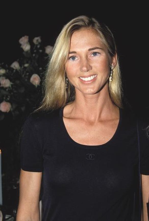 Miranda Rijnsburger, née le 5 octobre 1965, a 59 ans en 2024. Oui, vous avez bien lu. Cette ex-mannequin née à Leimuiden, aux Pays-Bas, défie le temps avec une élégance et une jeunesse qui font l’admiration de tous. Mais alors, quel est vraiment son âge ? Et que cache cette simple donnée ? Prenons le temps d’explorer cette figure intrigante.