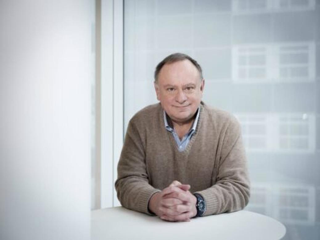 Jean-Marc Daniel est un économiste brillant, reconnu, aux multiples responsabilités et contributions. Son épouse, pourtant, reste à l’abri des regards — choix respecté. Finalement, n’est-ce pas aussi rassurant de garder un espace intime, loin de l’œil numérique ?