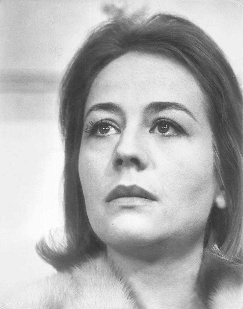 Pour la première fois, Giulia témoigne sur les violences conjugales subies par sa mère. Plusieurs sources, dont l’actrice Aure Atika, confirment que Bernard Fresson, un acteur avec qui Annie a été liée, lui a cassé la mâchoire :