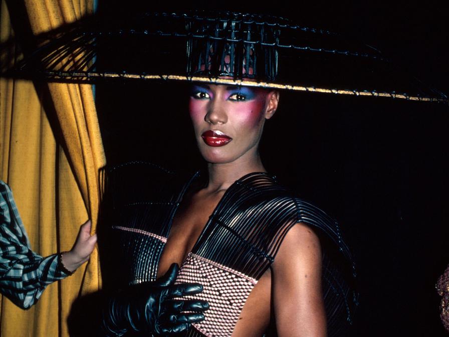 Azzedine Alaïa reste discret sur sa vie privée. Il semble avoir privilégié les relations humaines et artistiques à des engagements conjugaux formels. Sa vie pourrait être vue comme un hommage à la créativité, au travail et à l’amitié, avec moins d’importance attachée au mariage.